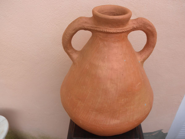Traditional ceramic jar from Morocco.. Foto 2