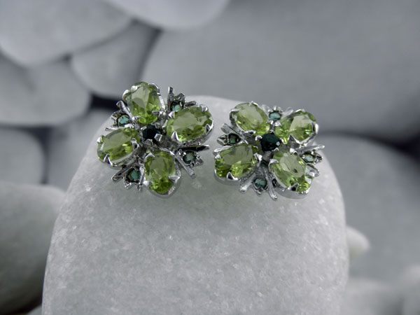 Pendientes Etnicos De Plata De Ley Y Peridotos. - 35 Eur. - Joyería