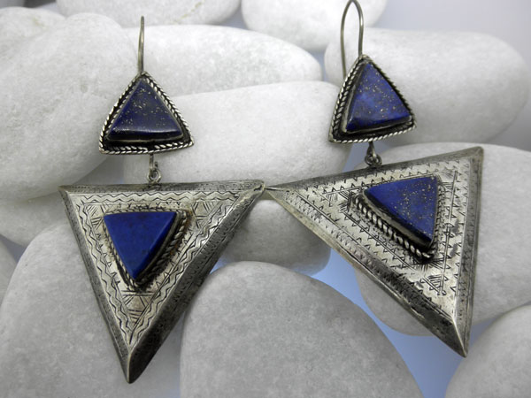 Pendientes etnicos artesanales de plata y lapis lazuli.. Foto 2