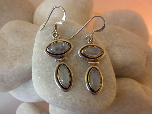 Ethnic Sterling silver and Moonstone earrings.. Foto 1