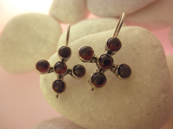 Garnet gemstones and Sterling silver earrings.. Foto 1