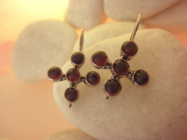 Garnet gemstones and Sterling silver earrings.. Foto 2