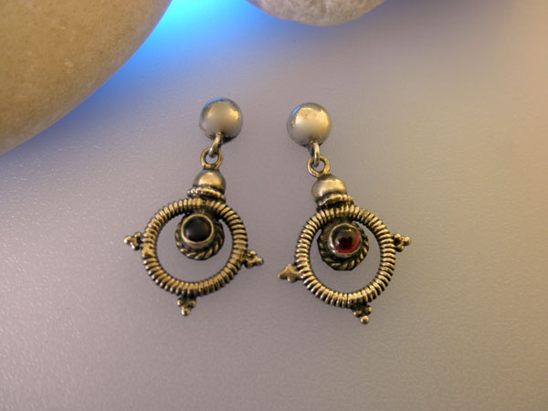 Garnet gemstones and Sterling silver earrings.. Foto 1