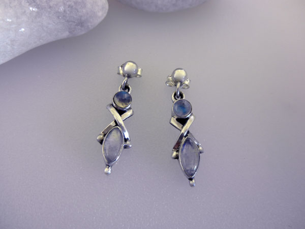 Pendientes etnicos artesanales de plata y piedra de luna.. Ref. DFH