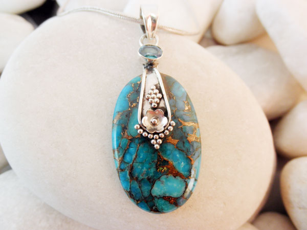 Colgante artesanal "Navajo" de plata, Topacio azul y Turquesa nativa.. Foto 1