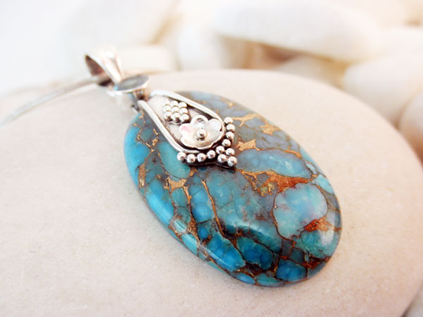 Colgante artesanal "Navajo" de plata, Topacio azul y Turquesa nativa.. Foto 2