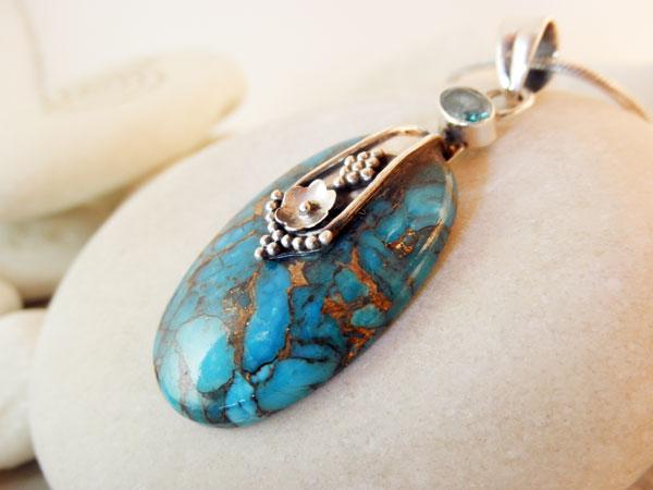 Colgante artesanal "Navajo" de plata, Topacio azul y Turquesa nativa.. Foto 3