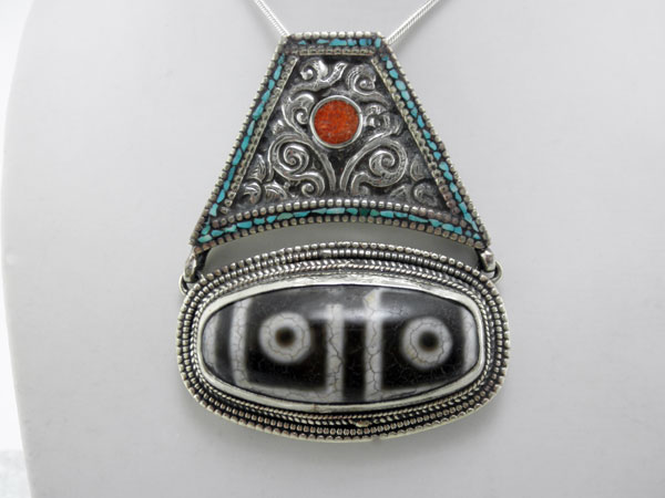 Tibetan traditional pendant.. Foto 1