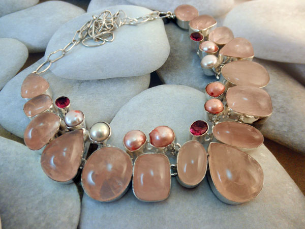 Collar artesanal de plata, cuarzo rosa, perlas cultivadas y turmalina.. Foto 1