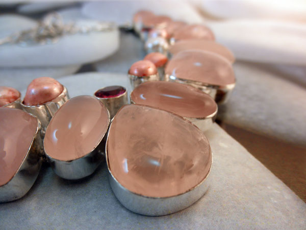 Collar artesanal de plata, cuarzo rosa, perlas cultivadas y turmalina.. Foto 2