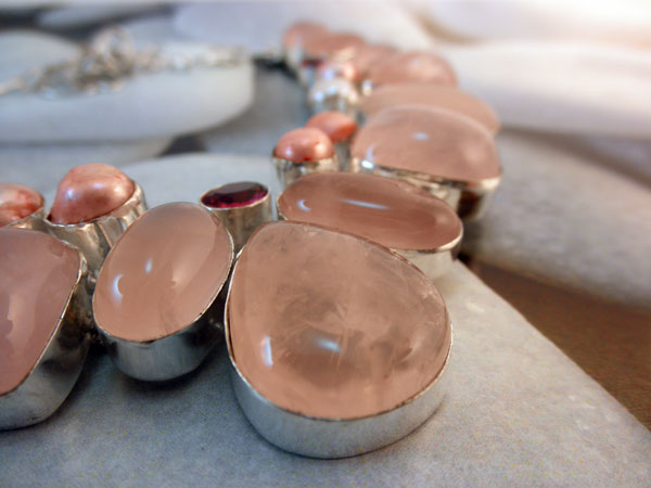 Collar artesanal de plata, cuarzo rosa, perlas cultivadas y turmalina.. Foto 2