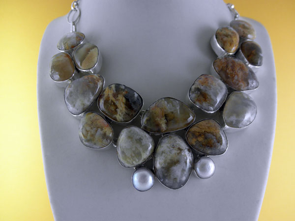 Collar artesanal de Agatas y perlas.. Foto 1