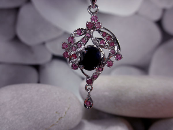 Sterling silver and Sapphire and Rubies gemstones pendant.. Foto 1
