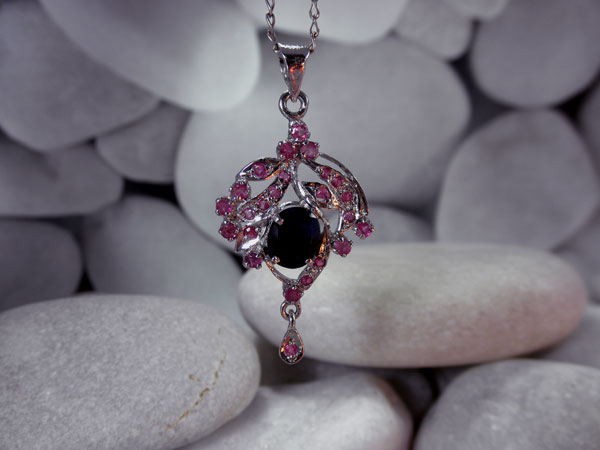 Sterling silver and Sapphire and Rubies gemstones pendant.. Foto 2