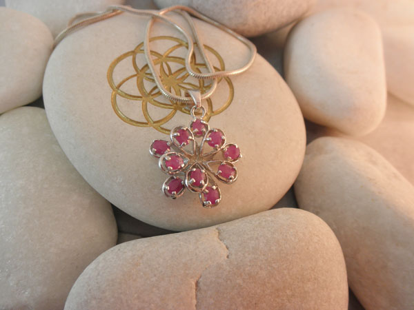 Pendant made of Sterling silver and Rubis.. Foto 1