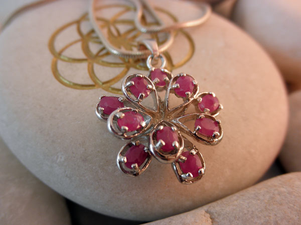 Pendant made of Sterling silver and Rubis.. Foto 2