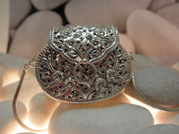 Colgante de plata labrada artesanalmente.. Foto 1