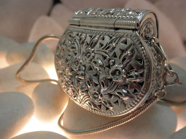 Colgante de plata labrada artesanalmente.. Foto 2