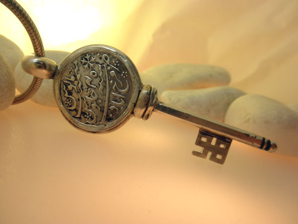 Sterling silver handcrafted key pendant.. Foto 1