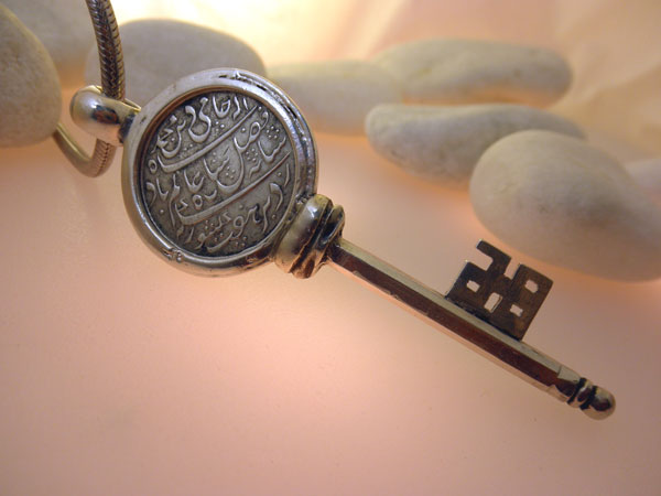 Sterling silver handcrafted key pendant.. Foto 2