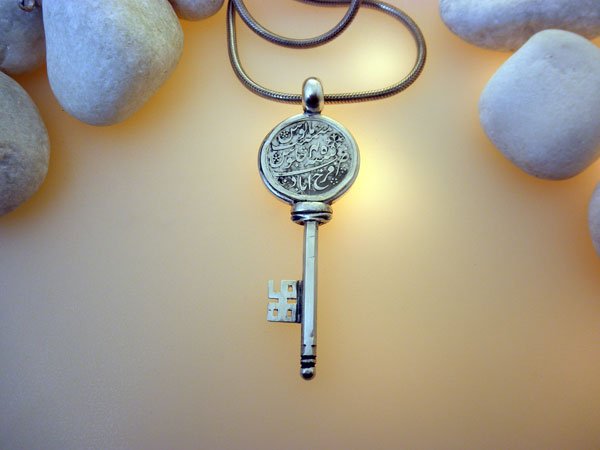 Sterling silver handcrafted key pendant.. Foto 3