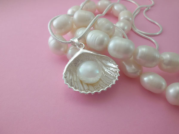 Sterling silver and natural Pearl pendant.. Foto 1