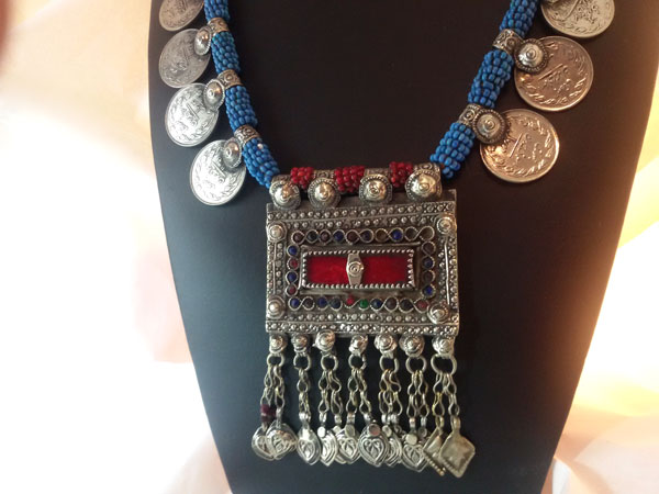 Collar etnico artesanal procedente de Herat, Afghanistan.. Foto 2
