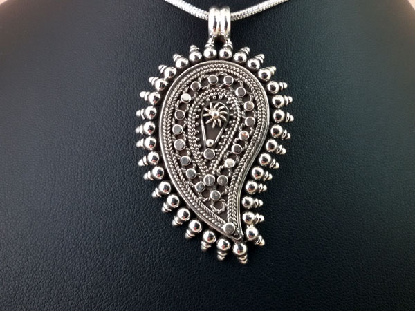 Ethnic Sterling silver pendant from Rajhastan, India.. Foto 1