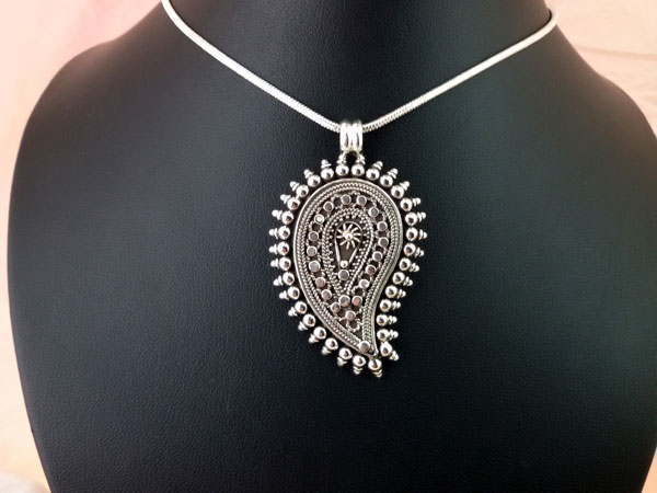 Ethnic Sterling silver pendant from Rajhastan, India.. Foto 2