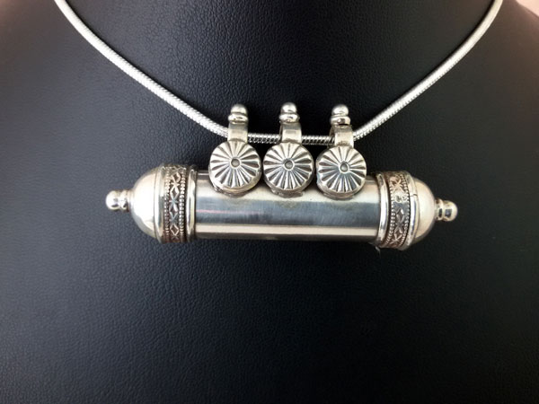 Colgante artesanal de plata, "tawis".. Foto 1