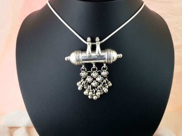 Colgante artesanal de plata, "tawis".. Foto 1