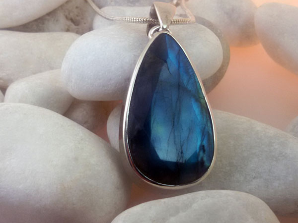 Labradorite gemstone and Sterling silver pendant.. Foto 1