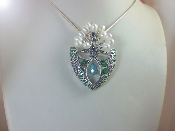 Colgante y broche Victoriano de plata, perlas y una gema de Topacio azul.. Foto 1