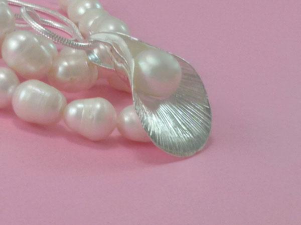 Colgante artesanal de plata y perla cultivada.. Foto 2