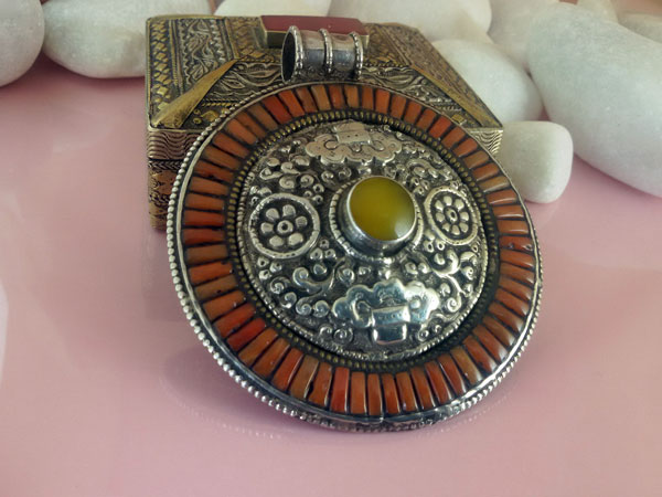 Traditional Tibetan ethnic pendant.. Foto 1