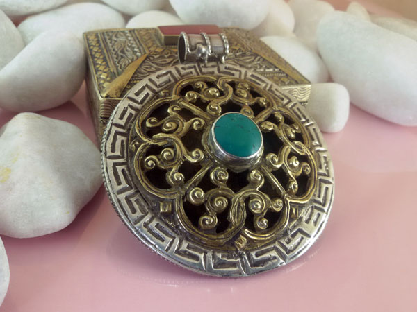 Traditional Tibetan ethnic pendant.. Foto 2
