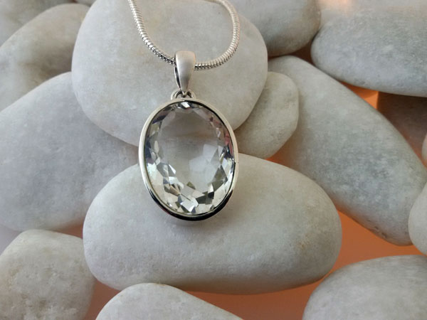 Colgante de Cuarzo Cristal de Roca engarzado en plata.. Foto 1