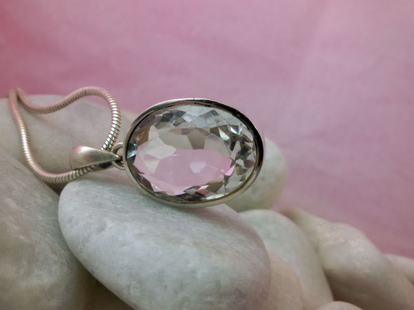 Colgante de Cuarzo Cristal de Roca engarzado en plata.. Foto 2