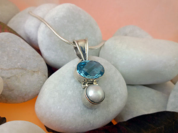 Blue Topaz and Pearl Sterling silver pendant.. Foto 2