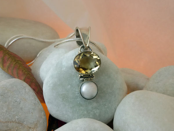 Citrine Quartz. Pearl and Sterling silver pendant.. Foto 1