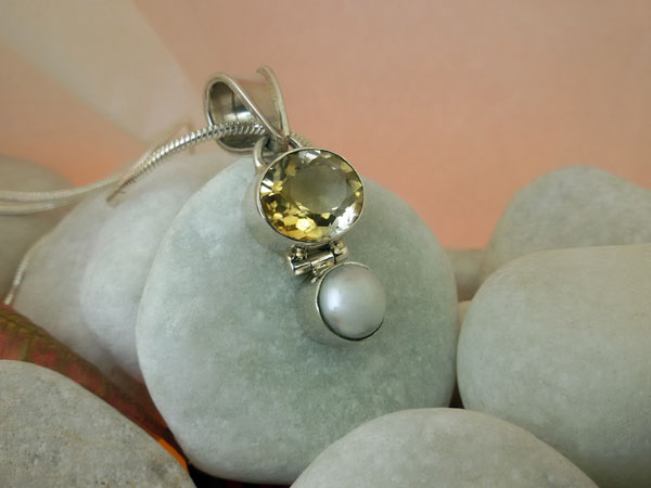 Citrine Quartz. Pearl and Sterling silver pendant.. Foto 2