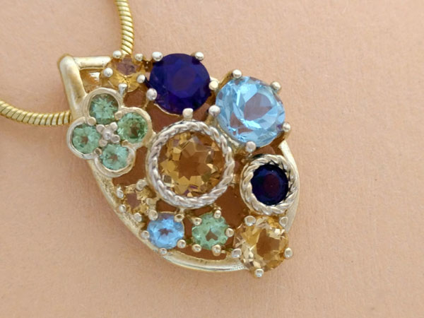 Elegante colgante de gemas preciosas.. Ref. JAE