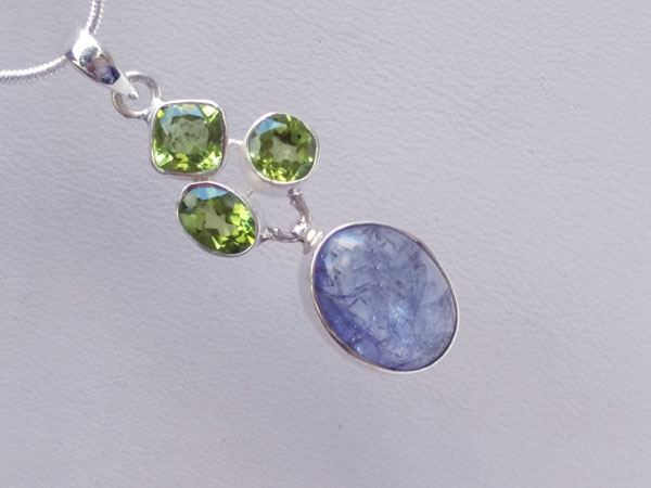 Handmade silver pendant with three asymmetric Peridot facetated gemstones and a blue Kyanite from Brazil.. Foto 1