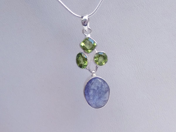Handmade silver pendant with three asymmetric Peridot facetated gemstones and a blue Kyanite from Brazil.. Foto 2