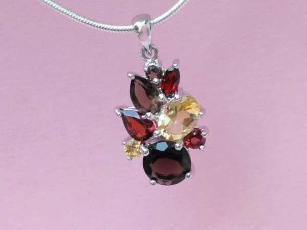 Sterling silver pendant and gem set.. Foto 1