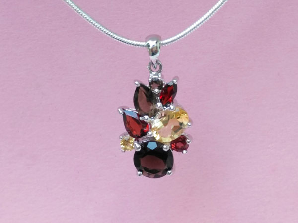 Sterling silver pendant and gem set.. Foto 2