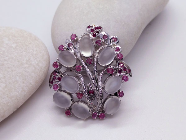 Silver brooch of handmade jewelry with Adularia and Rubis gems.. Foto 1