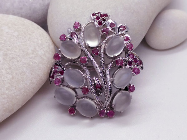 Silver brooch of handmade jewelry with Adularia and Rubis gems.. Foto 2