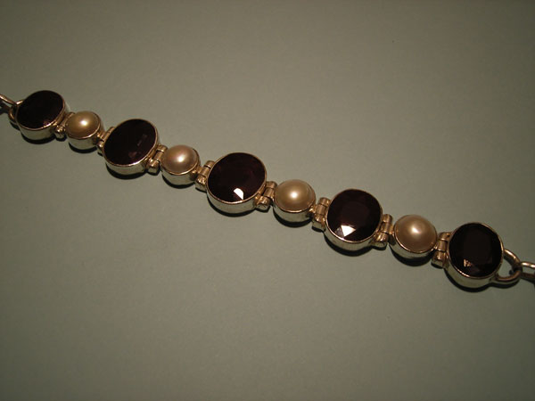 Pulsera de plata con perlas y rubis. Foto 1