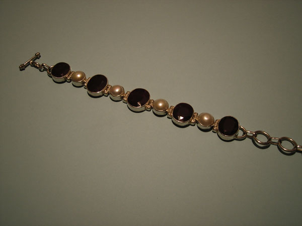 Pulsera de plata con perlas y rubis. Foto 2